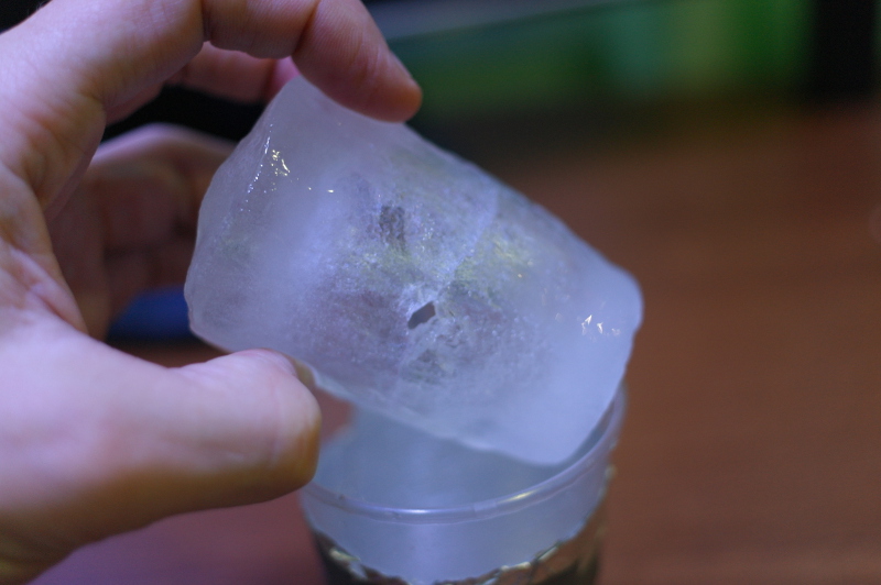 Опыт заморозка воды. Замороженная вода в стакане. Вымораживание воды опыт. Опыты со льдом. Замороженная вода в бутылке